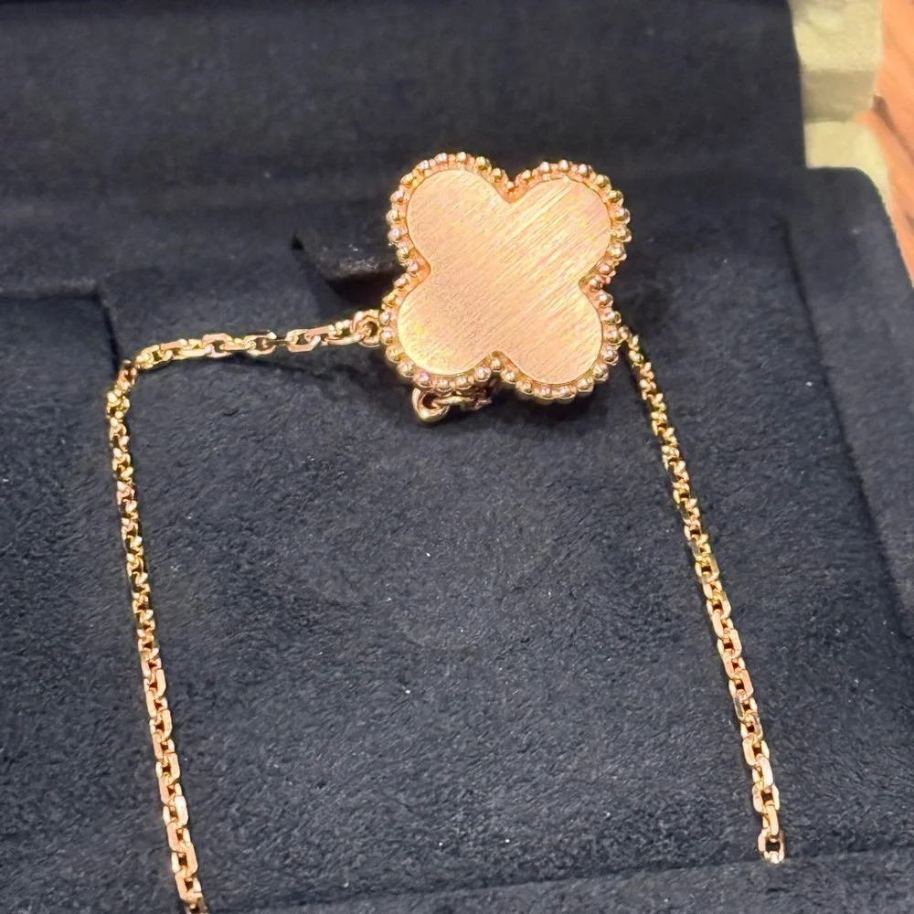 Van Cleef & Arpels 2025 Pink Mother Of Pearl Holiday Pendant Necklace - Picture 4 of 7